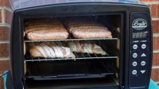 Lò nướng đang nướng có khói xuất hiện