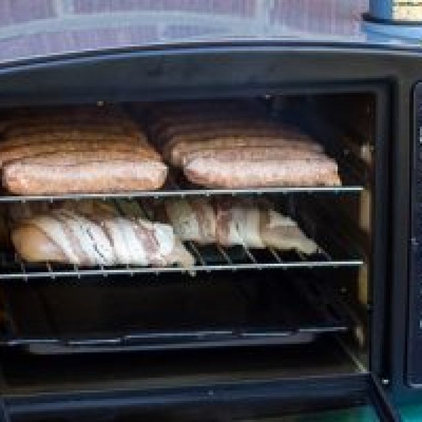 Lò nướng đang nướng có khói xuất hiện