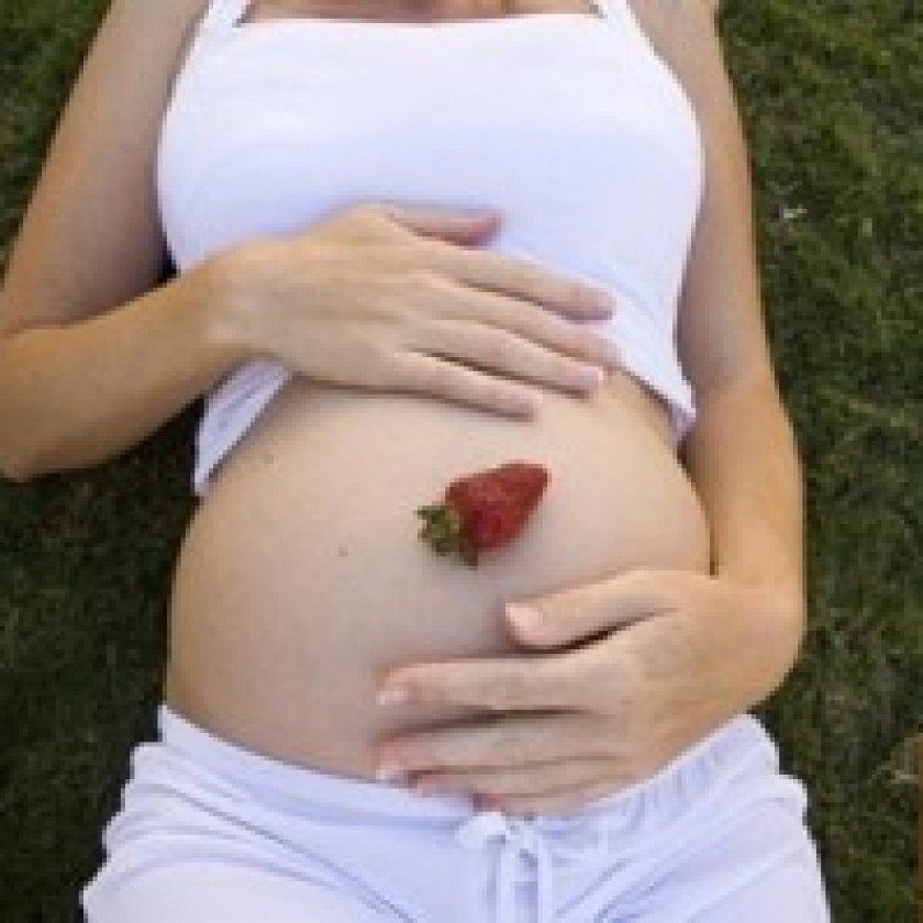 Thai phụ không nên đứng gần lò vi sóng cũ