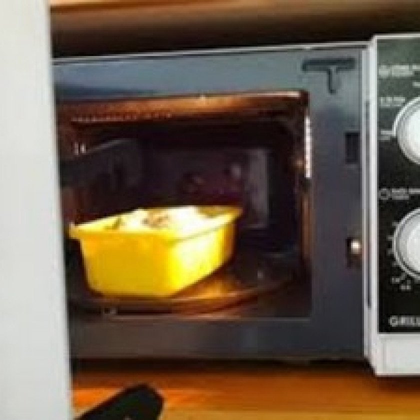 Vì sao không đưa kim loại vào lò vi sóng?