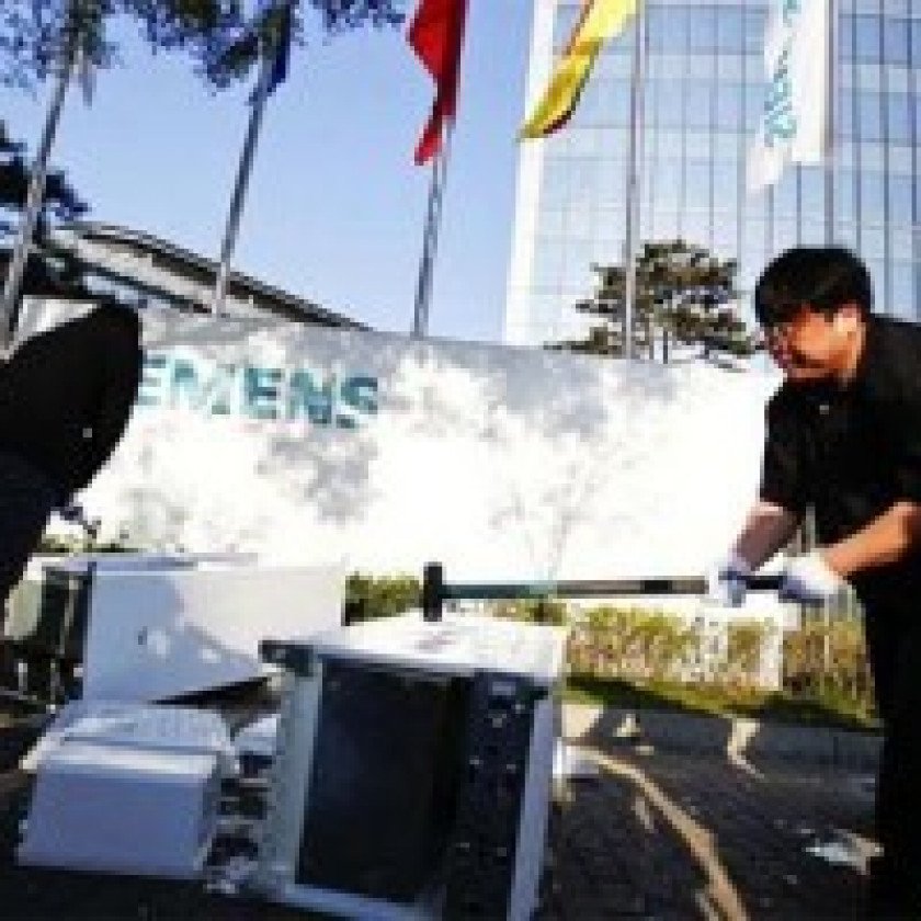 Biểu tình bằng cách đập tủ lạnh