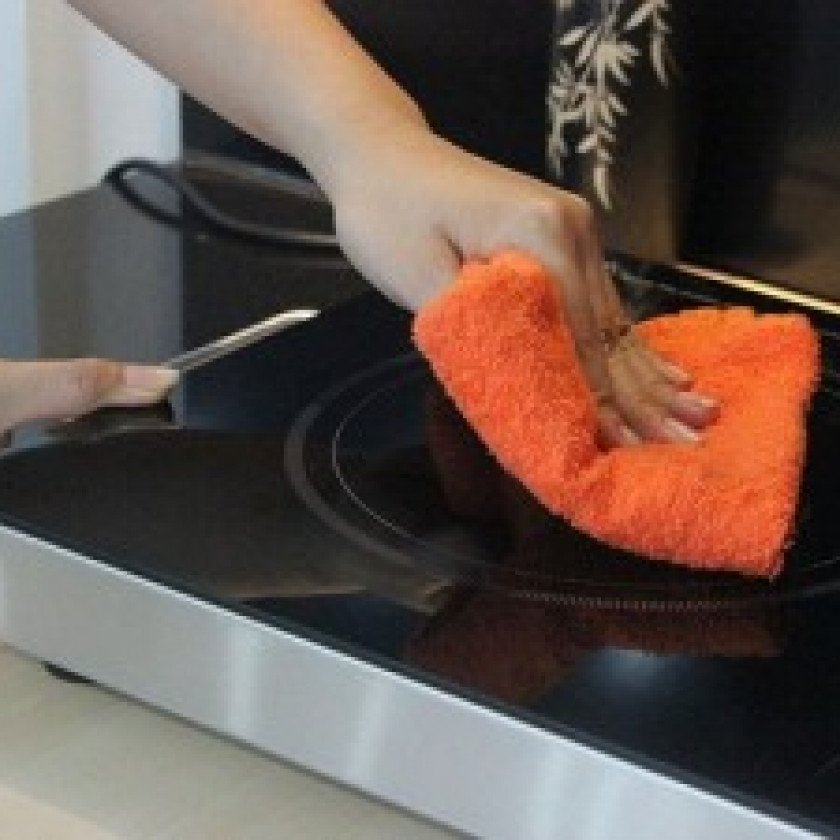 Làm thế nào để không bị xước kính khi vệ sinh mặt bếp hồng ngoại?