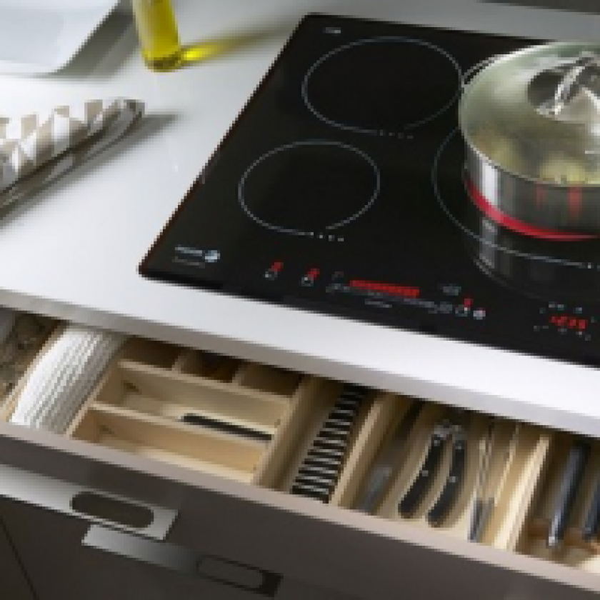 Bảng điều khiển cảm ứng thông minh trên bếp điện