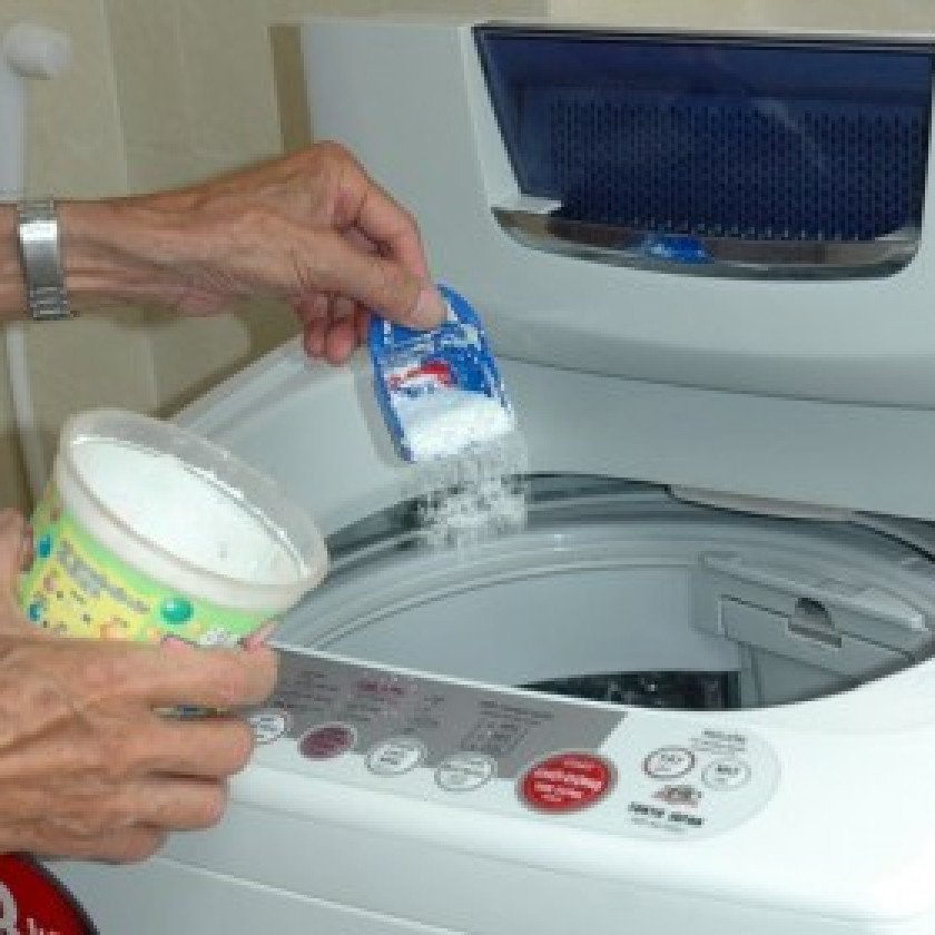Xử lý những vệt trắng trên quần áo dùng máy giặt