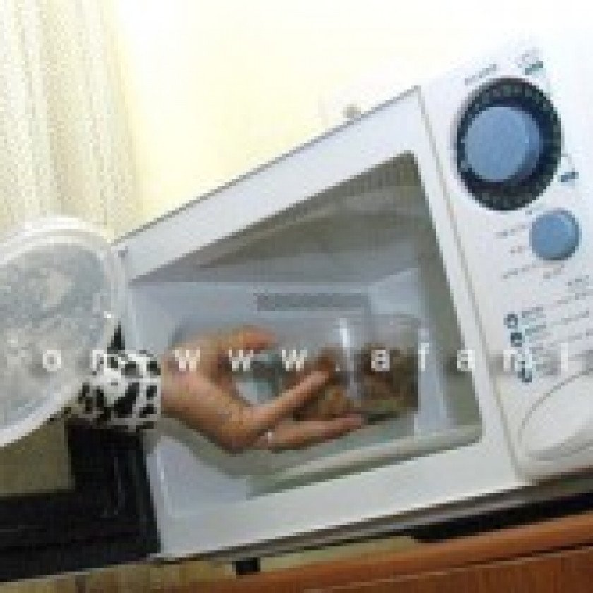 Mẹo hay giúp bà nội trợ khử mùi lò vi sóng