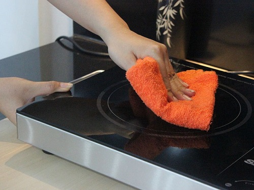 Làm thế nào để không bị xước kính khi vệ sinh mặt bếp hồng ngoại?