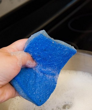 Làm thế nào để không bị xước kính khi vệ sinh mặt bếp hồng ngoại? 1